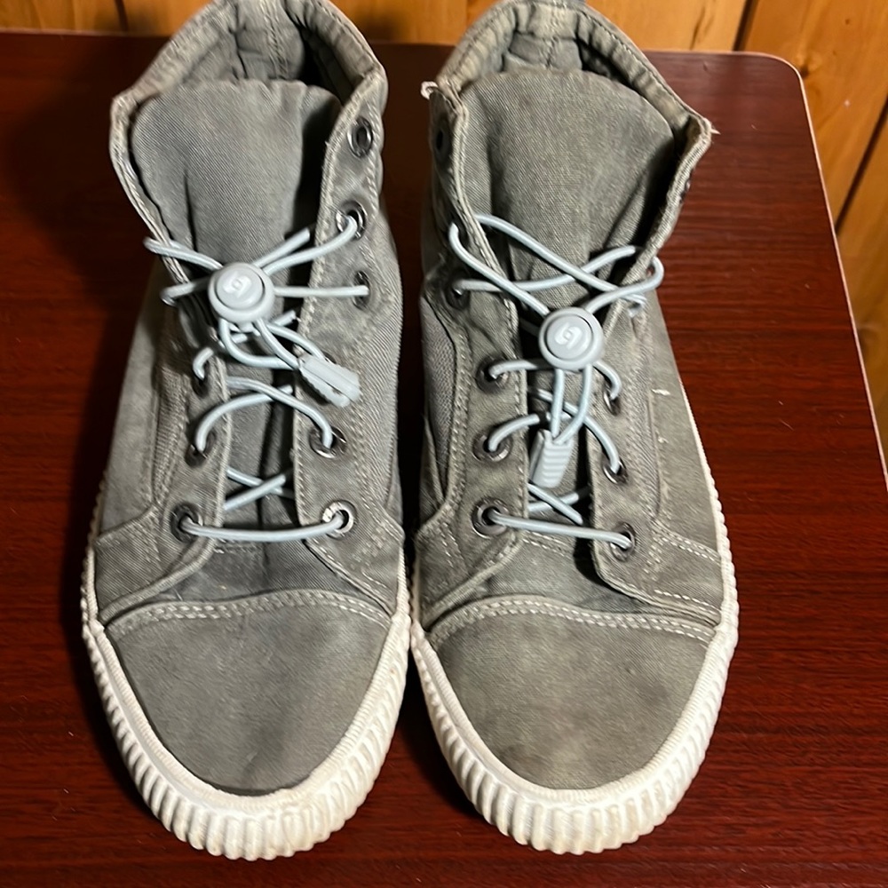 Blowfish high top tennies. Woman’s size 10. Good shape. No tares or bad stains.